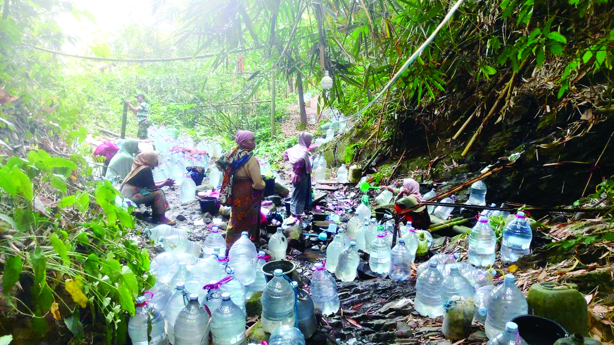 Warga Gunung Batur Jalan Kaki ke Hutan Cari Sumber Air