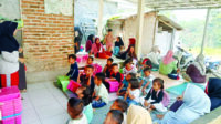 Iis Mulyati, Mantan Honorer yang Kini Jadi Guru Bimbel Mengajar Les Gratis untuk Anak Yatim Iis Mulyati, Mantan Honorer yang Kini Jadi Guru Bimbel Mengajar Les Gratis untuk Anak Yatim