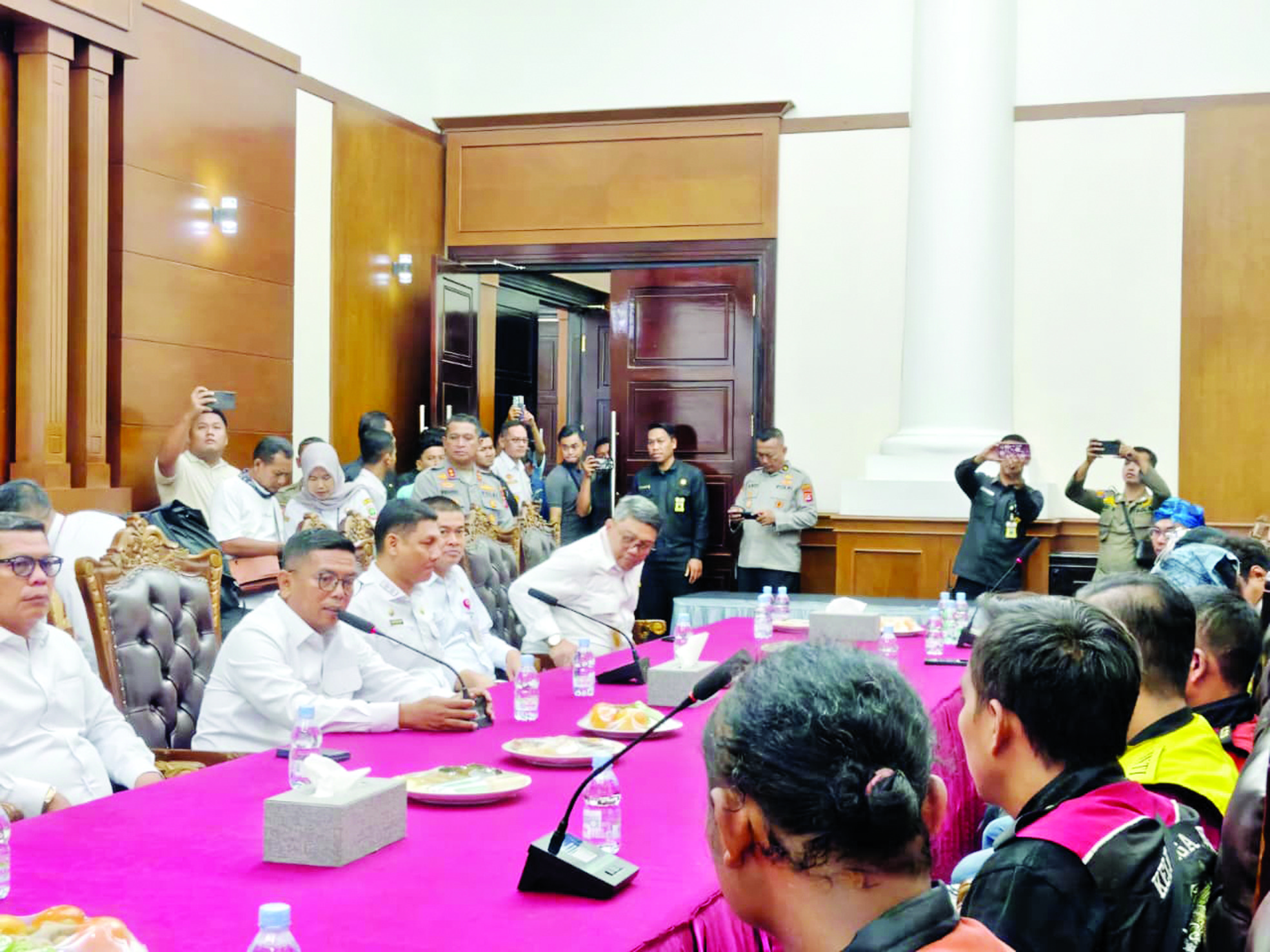 Gubernur Janji Tuntaskan Tuntutan Ojol