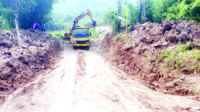 Warga Lebak Patungan Perbaiki Jalan Rusak