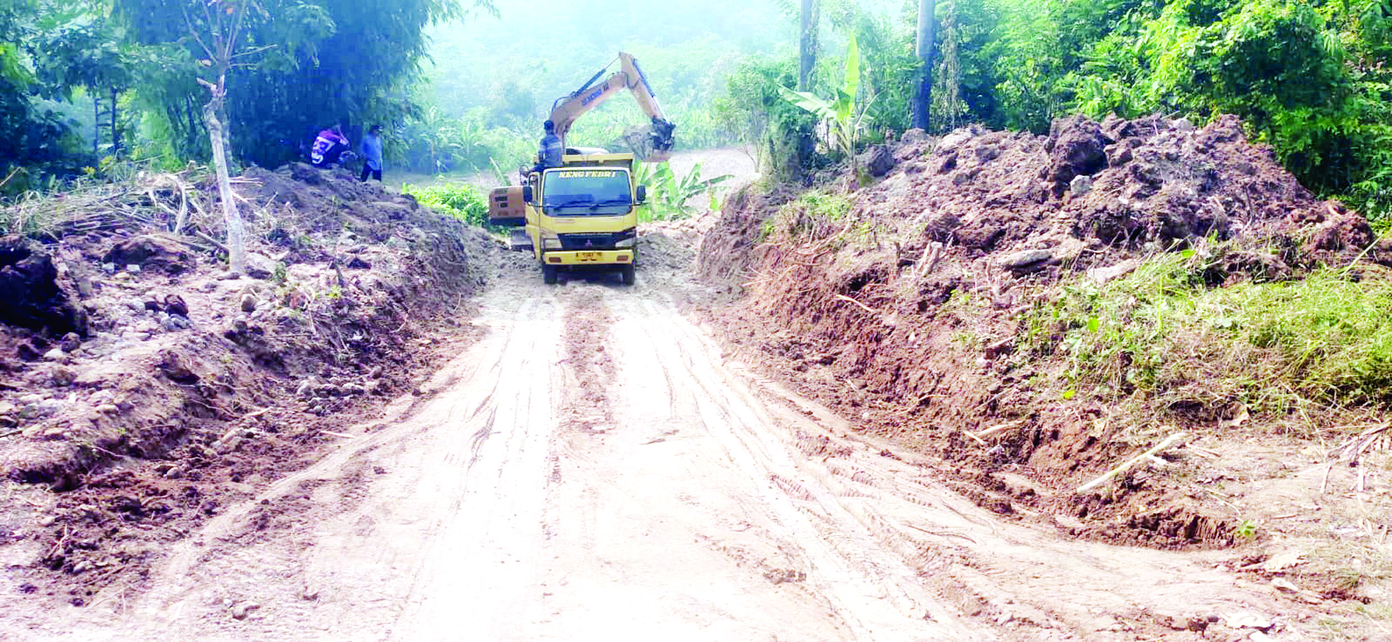Warga Lebak Patungan Perbaiki Jalan Rusak
