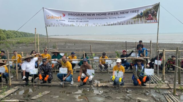 Prosesi penanaman bibit pohon mangrove di pesisir Kota Serang yang dilakukan Pertamina Foundation bersama PT Link Net Tbk (Linknet), Pemerintah Kota Serang, dan Pemuda Tani Indonesia Kota Serang, Kamis (23/7/2026). (Dokumentasi istimewa)