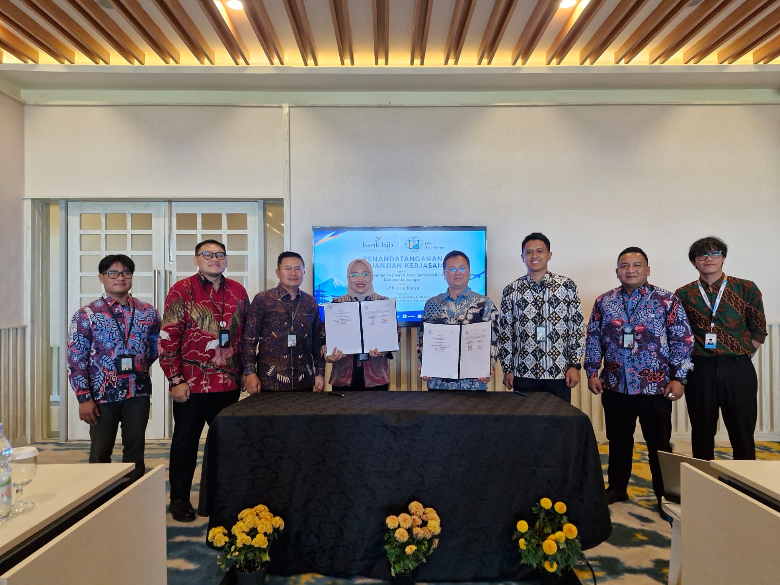 Penandatanganan Kerja Sama Bank BJB dan LPK Asta Karya dalam penyediaan KUR PMI pada Rabu (22/7/2026). Dok Bank BJB