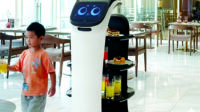Atria Hotel Gading Serpong Manjakan Tamu dengan Robot Waiter