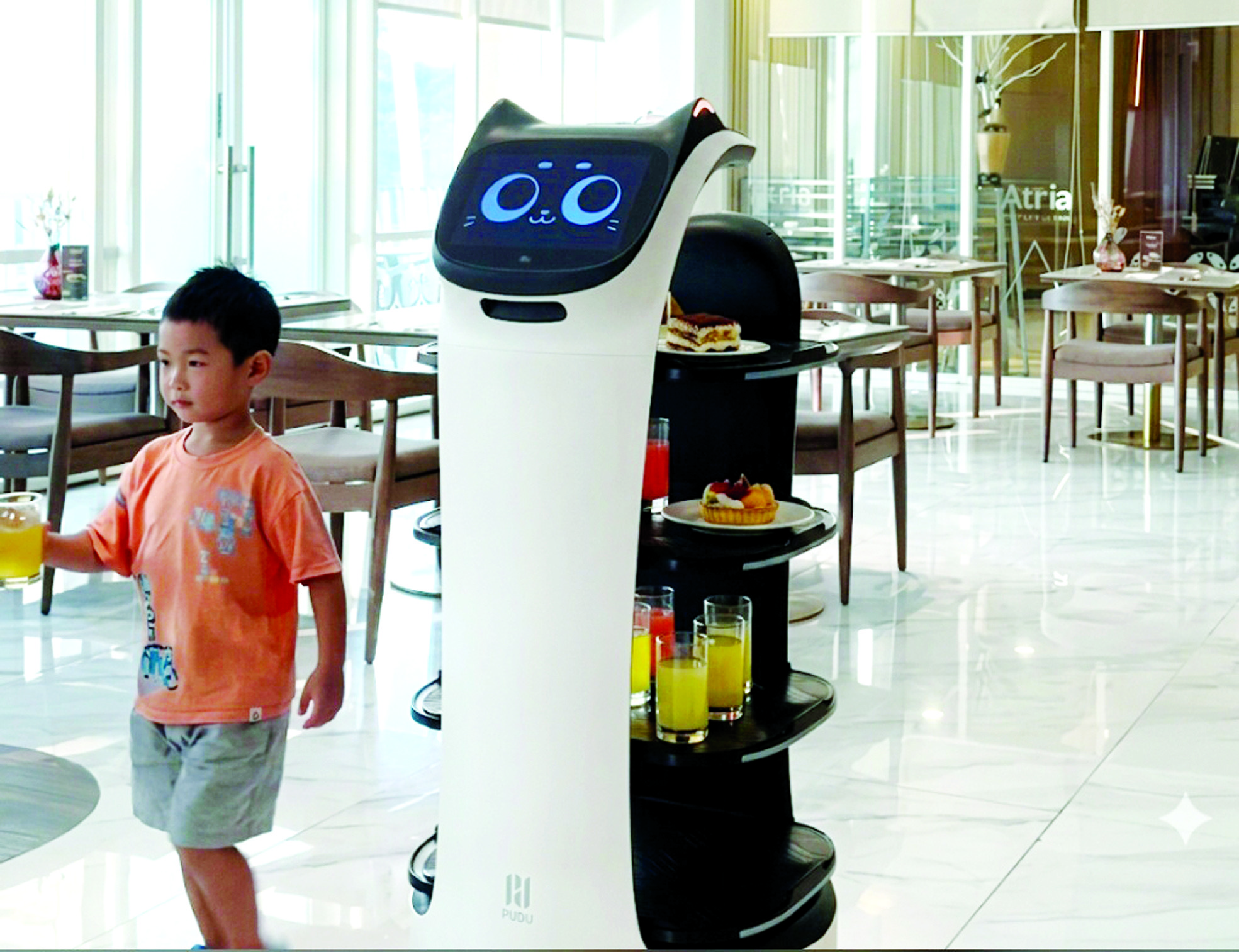 Atria Hotel Gading Serpong Manjakan Tamu dengan Robot Waiter