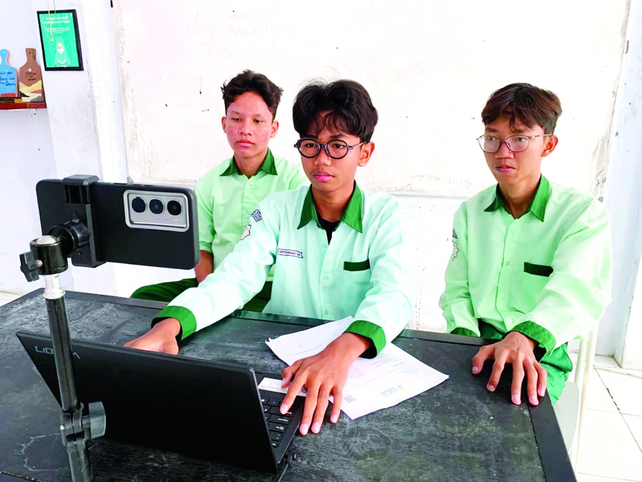 Lima Siswa SMA IT Bina Insansi Berjuang di ISFO 2026