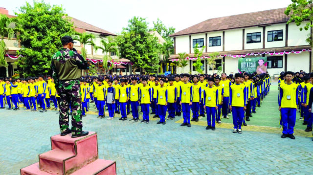 Murid Digembleng Ala Militer