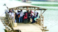 Kehilangan Jembatan, Siswa di Lebak Naik Perahu Bambu ke Sekolah