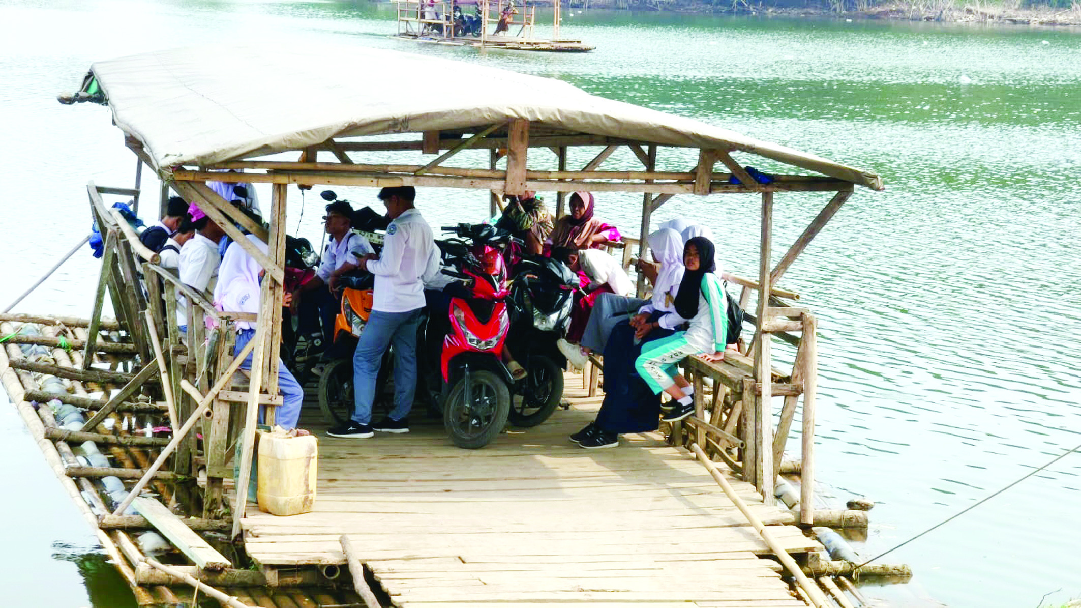 Kehilangan Jembatan, Siswa di Lebak Naik Perahu Bambu ke Sekolah