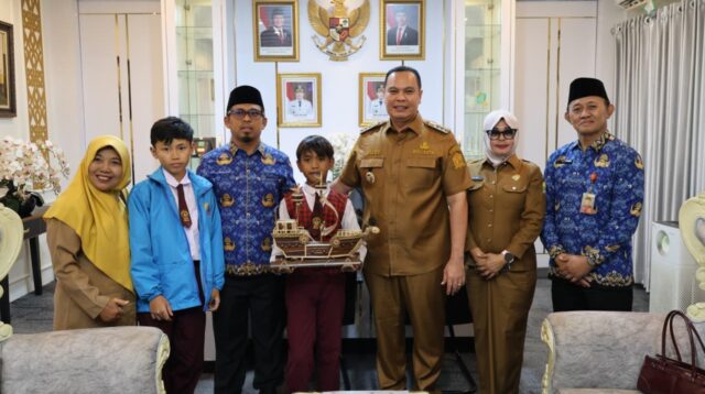 DOKUMENTASI HUMAS PEMKOT SERANG UNTUK BANTEN RAYA Fathan Fadillah Albarr Gunawan, siswa kelas VI SD Negeri 02 Kota Serang, dan Zulfan Azhar Raihan, siswa Kelas VI SD Negeri Harjamukti, saat berfoto bersama dengan Walikota Serang Budi Rustandi dan Kepala Dinas Pendidikan dan Kebudayaan Kota Serang Ahmad Nuri di ruang kerja walikota, Senin (3/8/2026).