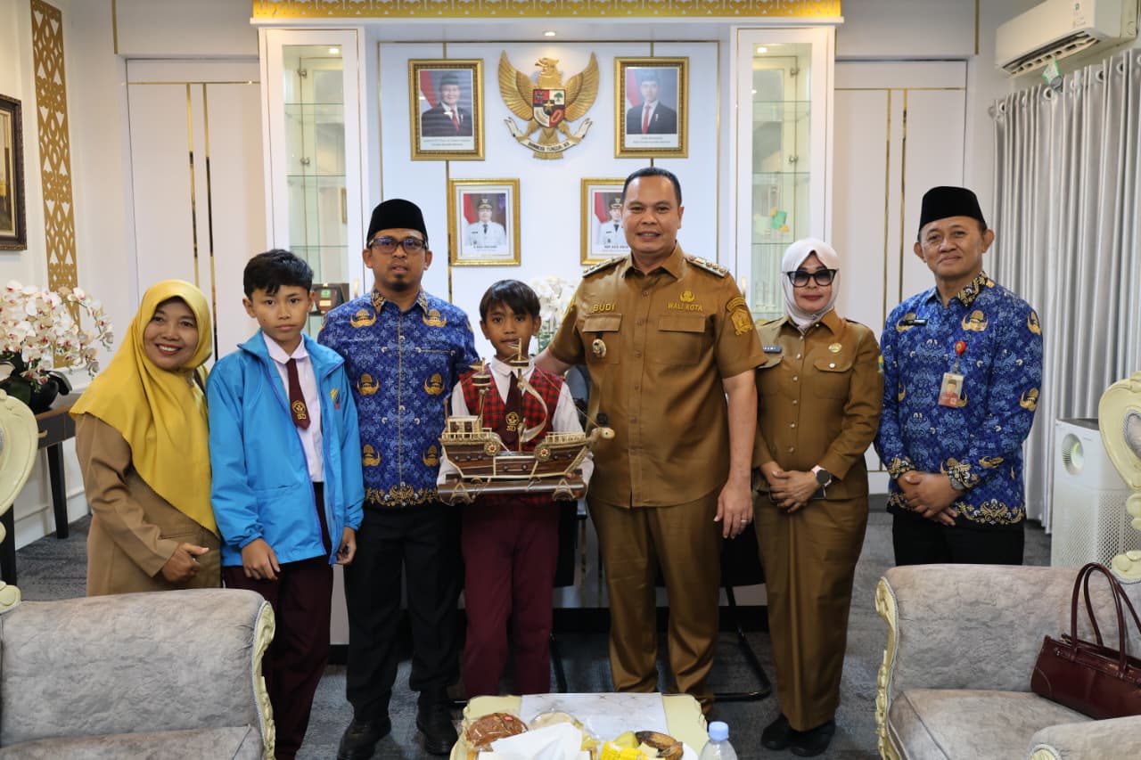 DOKUMENTASI HUMAS PEMKOT SERANG UNTUK BANTEN RAYA Fathan Fadillah Albarr Gunawan, siswa kelas VI SD Negeri 02 Kota Serang, dan Zulfan Azhar Raihan, siswa Kelas VI SD Negeri Harjamukti, saat berfoto bersama dengan Walikota Serang Budi Rustandi dan Kepala Dinas Pendidikan dan Kebudayaan Kota Serang Ahmad Nuri di ruang kerja walikota, Senin (3/8/2026).