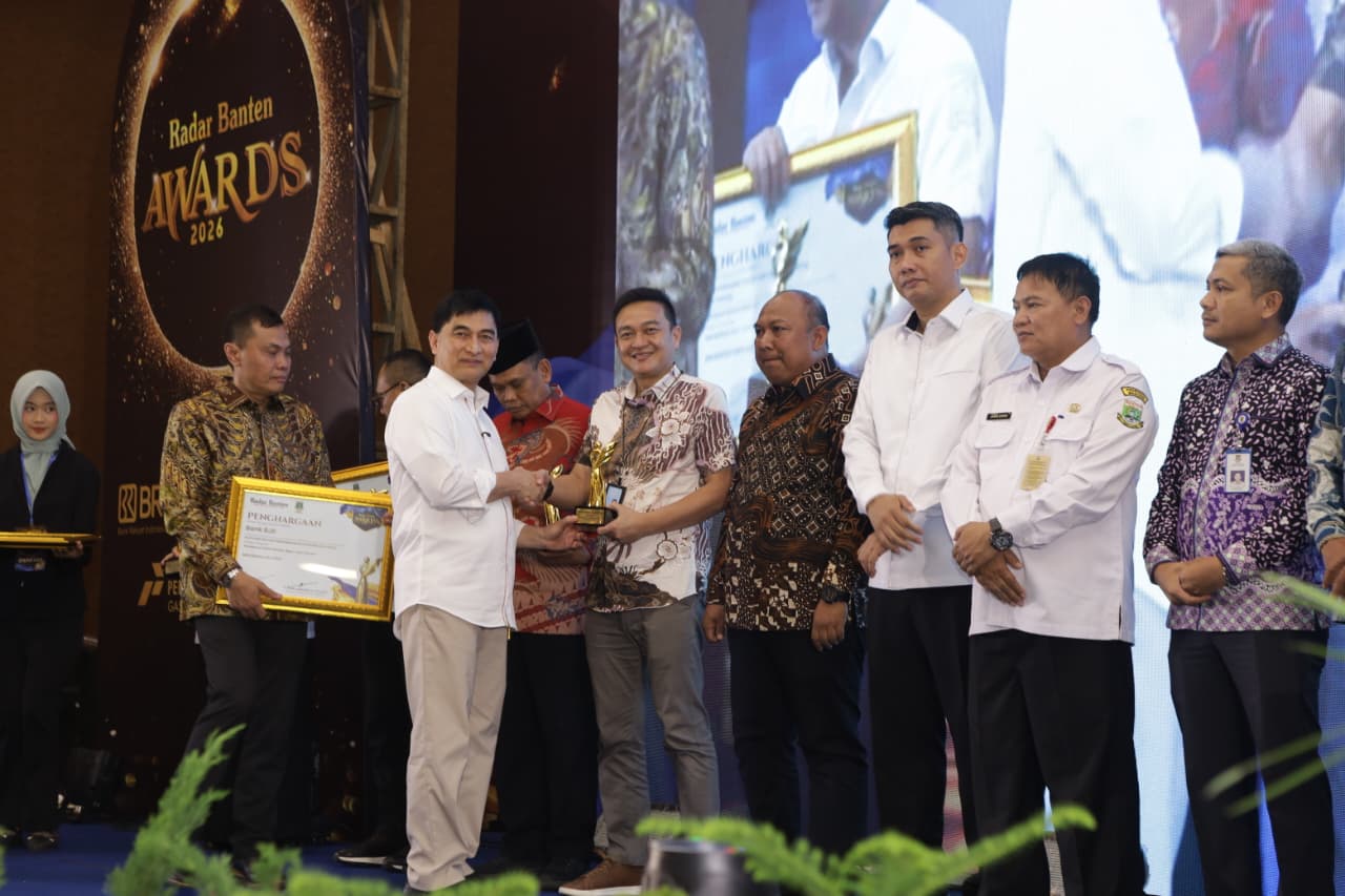 Bank BJB saat meraih penghargaan atas dedikasinya mendukung inklusi keuangan dan pemberdayaan UMKM. (Dokumentasi Bank BJB)