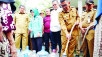 Pemprov Pilih Bantu Air Bersih Pemprov Pilih Bantu Air Bersih