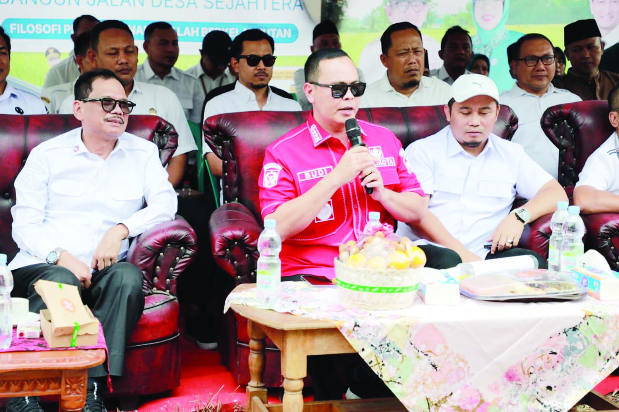 Walikota Serang Budi Rustandi (seragam merah) ikut peresmian infrastruktur program Jalan Bang Andra secara zoom meeting di Ruas Jalan Pejuang 45, Kelurahan Kuranji, Kecamatan Taktakan, Kota Serang, Rabu 30 September 2026.