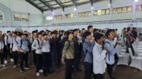 NGANGGUR: Ribuan peserta Job Fair 2025 antre di area both loker yang disiapkan Disnaker Lebak, tahun lalu.