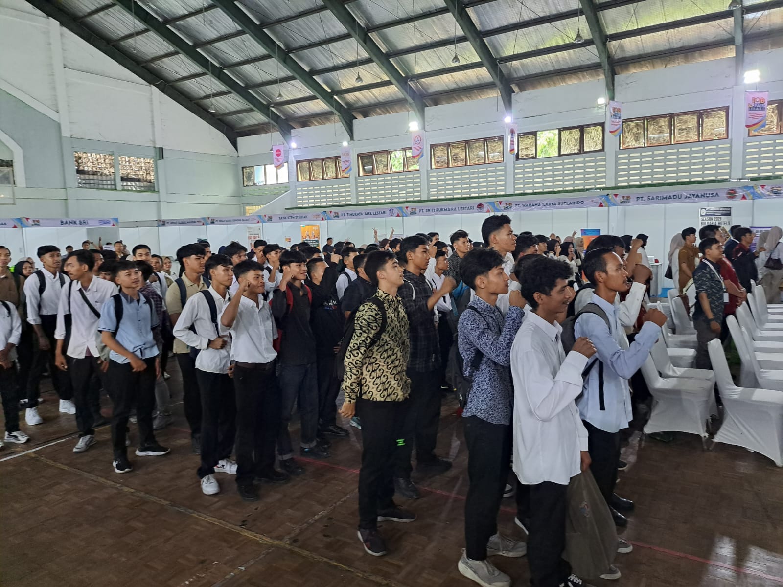 NGANGGUR: Ribuan peserta Job Fair 2025 antre di area both loker yang disiapkan Disnaker Lebak, tahun lalu.