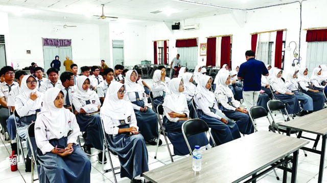 6 SMA Terapkan Pembelajaran Pakai AI