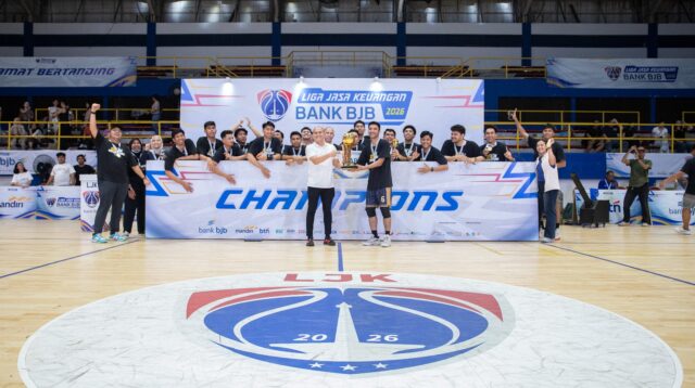 Penyerahan piala kepada juara Liga Jasa Keuangan Bank BJB 2026. (Dokumentasi Bank BJB)