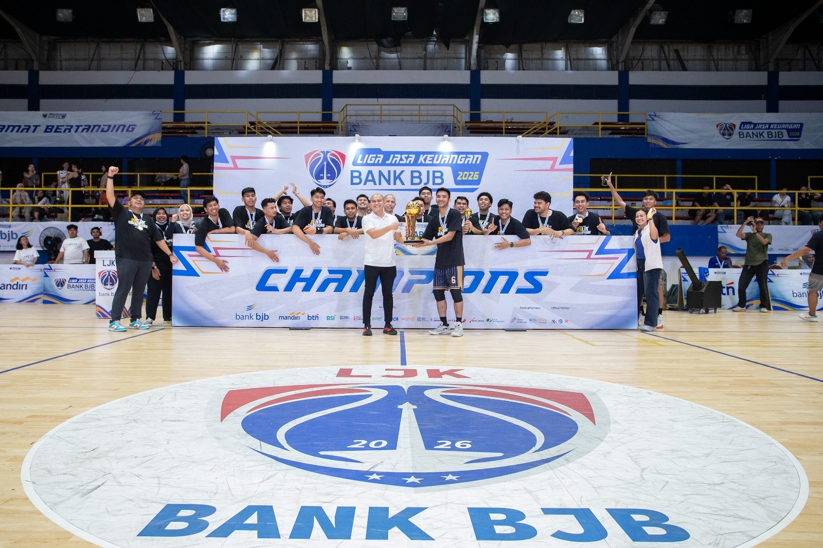Penyerahan piala kepada juara Liga Jasa Keuangan Bank BJB 2026. (Dokumentasi Bank BJB)